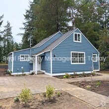 Building Photo - Beautiful remodeled 3 bed 1.5 bath with de...