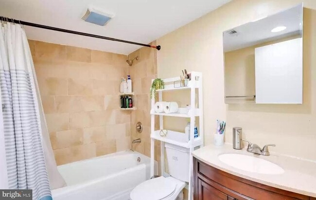 Building Photo - 3121 Sayre Dr