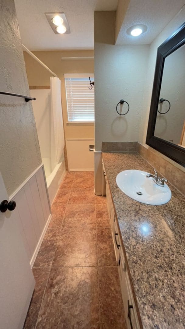 Building Photo - 3 bed 2 bath one story home