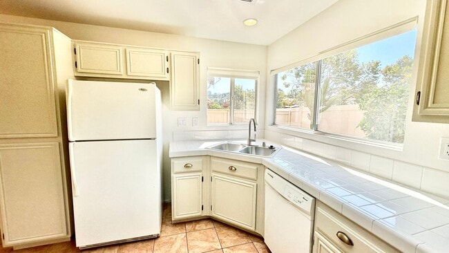 Building Photo - Lovely Two-Story Home in The Heights Overl...