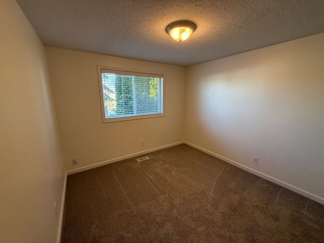 Building Photo - Updated Four Bedroom Home in Keizer