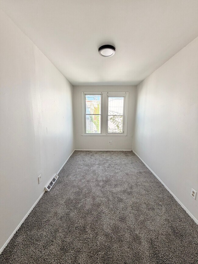 Building Photo - 813 Fisher Ave
