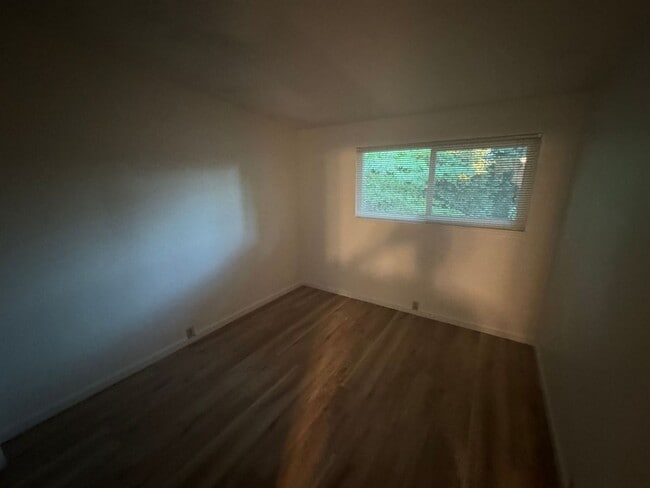 Building Photo - 1422 Drake Dr
