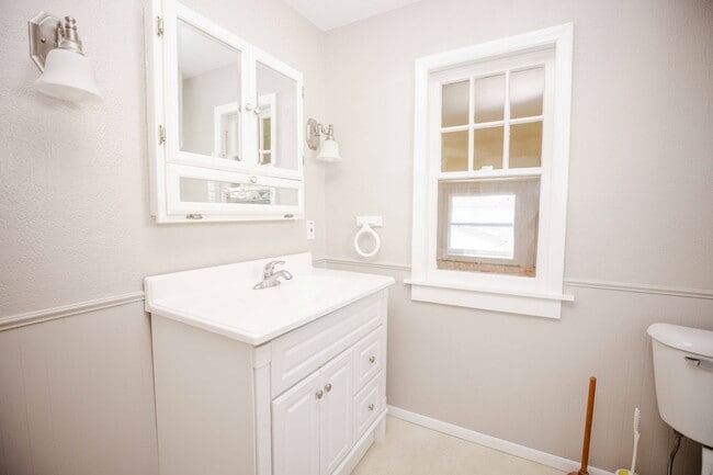 Building Photo - Beautiful three bedroom spacious house with tons of storage and finished basement.