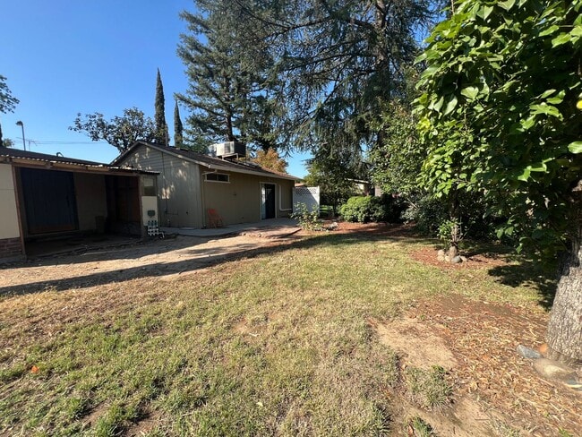 Building Photo - Great 1 bedroom 1 bathroom cottage on wooded lot in Citrus Heights