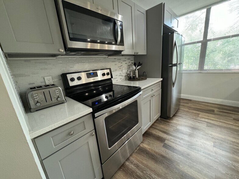 Building Photo - 2025 Lavers Cir