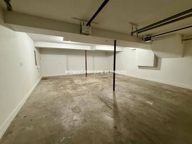 Building Photo - Amazing 3 Bedroom Home!