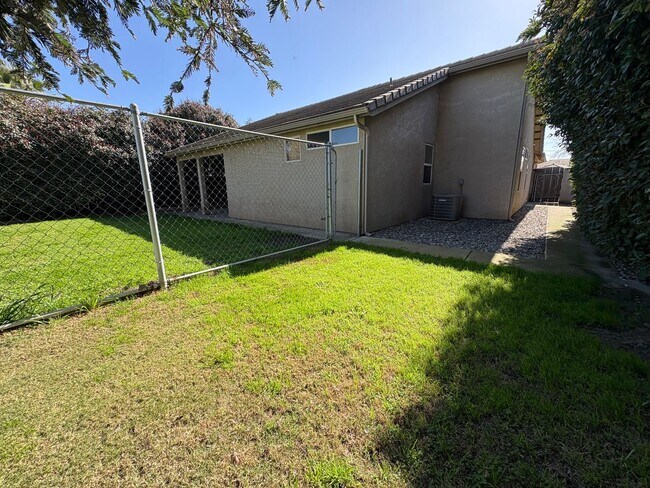 Building Photo - SE Visalia Cul-de-sac Home Available Now!