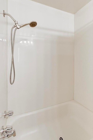 Building Photo - 1402 N La Salle Dr