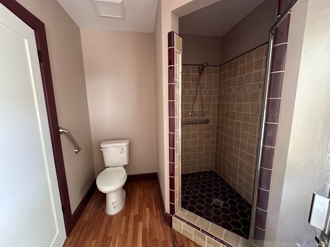 Building Photo - 930 N Fairview St