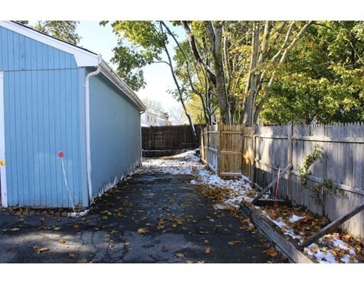 Building Photo - 211 Elm St