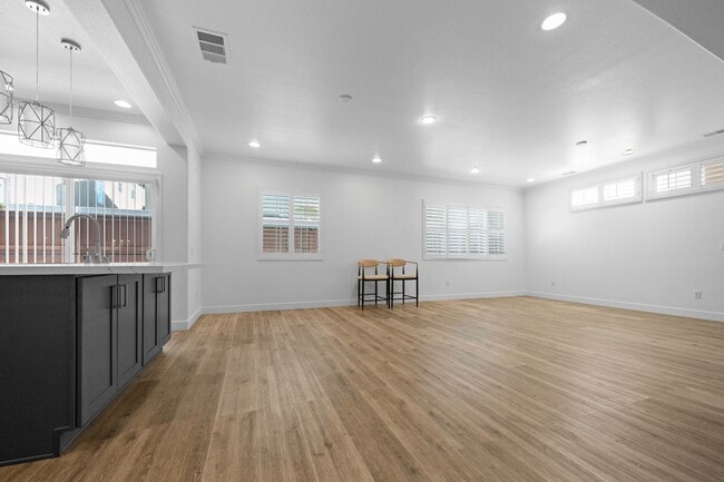 Building Photo - 9204 S Nobel Way