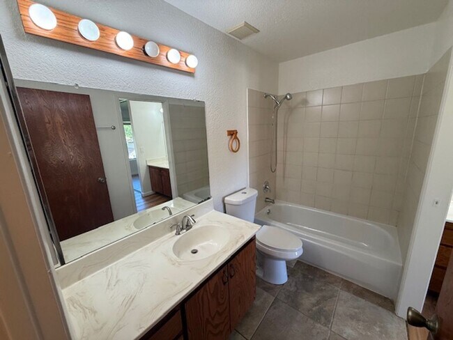 Building Photo - 2-Bedroom, 1.5 Bathroom Townhome in Quiet El Sobrante Neighborhood