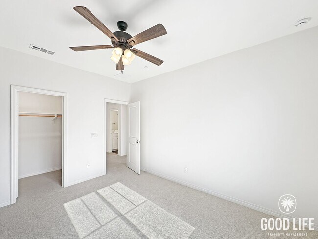 Building Photo - Beautiful 3B/2.5BA Townhouse in Imperial Beach with Loft, Private Patio & 2-Car Garage