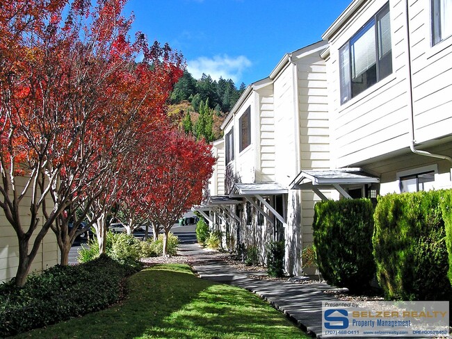 Building Photo - Charming 2 bd. condo in a lovely west hills setting!