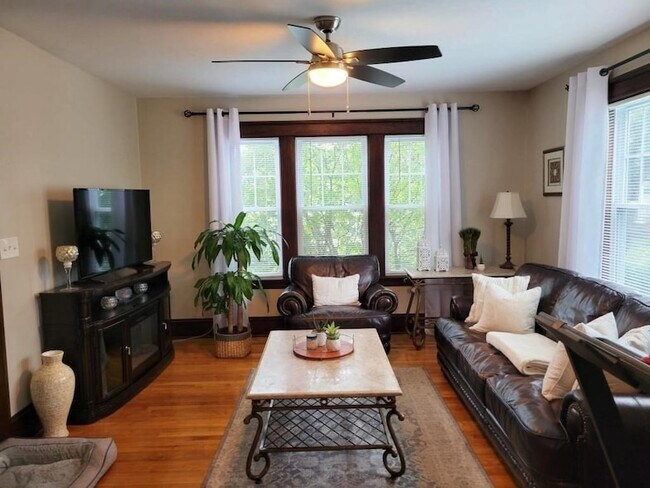 Building Photo - 352 Chandler St