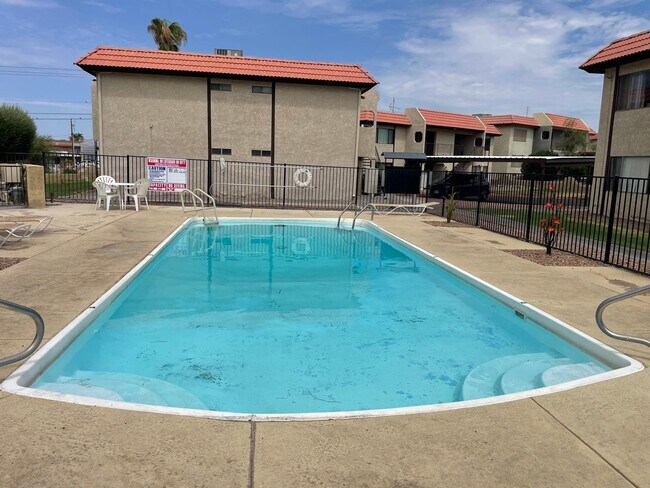 Building Photo - Move in ready condo, ground floor and includes utilities.