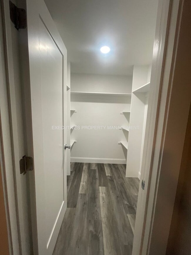 Building Photo - 1957 CA-140