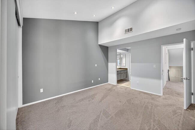 Building Photo - Gorgeous 2 bed/bath Condo in Long Beach