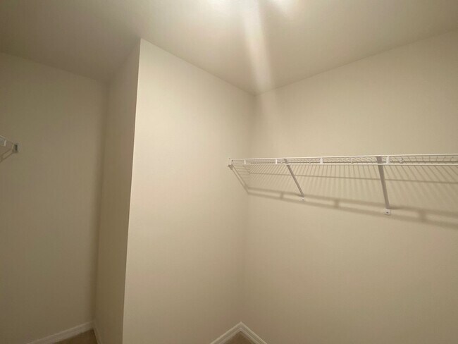 Building Photo - Desirable Lake Diamond Subdivision 3/2/2 **Won't Last**