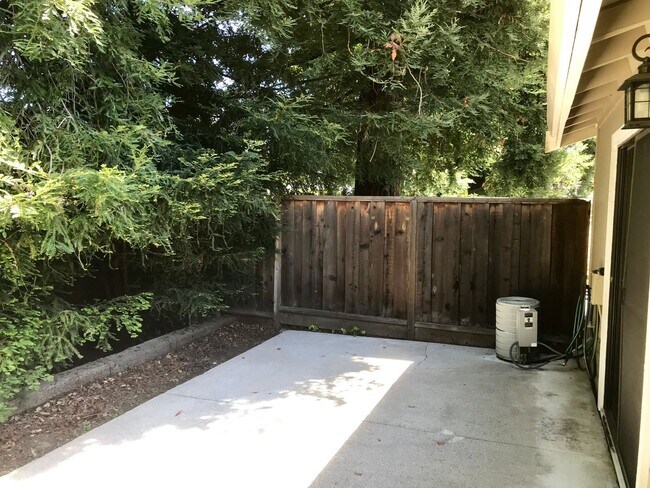 Building Photo - Single Level 2 Bedroom 2 Bath Danville Townhouse/Condo