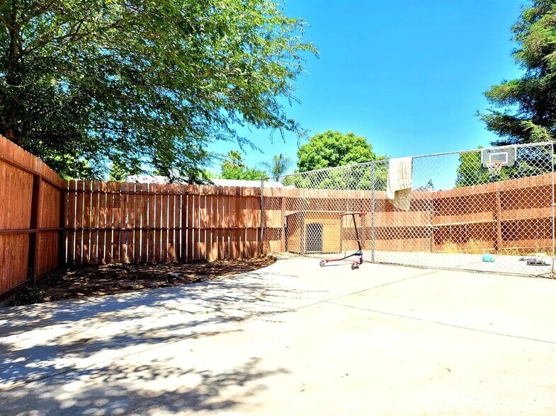 Building Photo - 6269 W San Carlos Ave