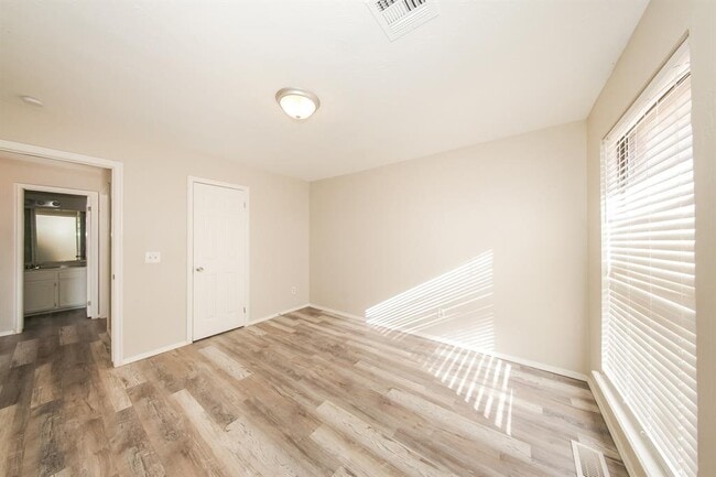 Building Photo - 11901 Blue Moon Ave