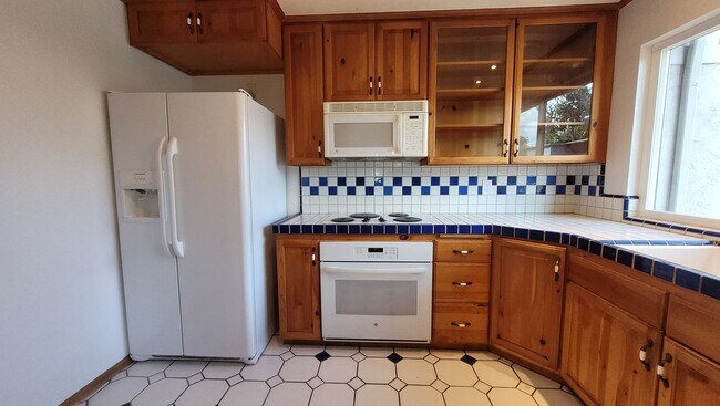 Building Photo - Friars Village - close to USD and Fashion Valley