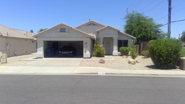 Primary Photo - 3136 E Roveen Ave