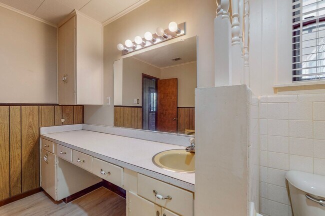 Building Photo - Charming 3-Bedroom Gem with Mid-Century Fl...