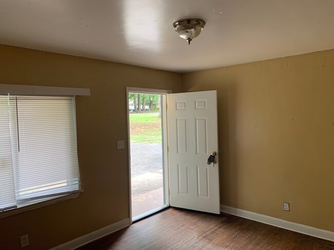 Building Photo - Move-in ready 1 Story Duplex located in th...