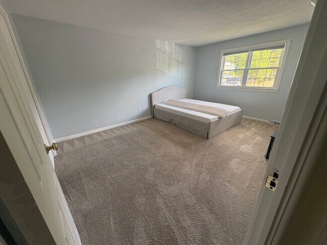 Building Photo - Newly updated 2 Bedroom Townhouse in quite neighborhood
