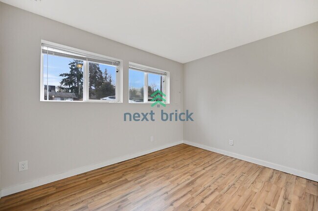 Building Photo - Beautiful remolded Single-family house