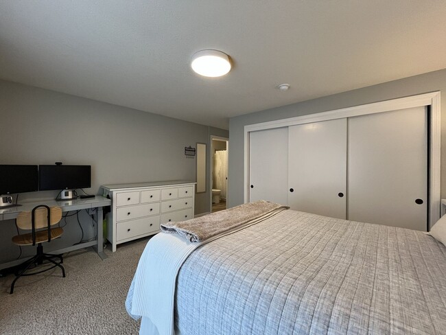 Building Photo - Charming Home Near Nike Campus with Vaulted Ceilings & Updated Kitchen