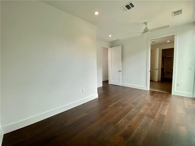 Building Photo - 1905 Riverview St