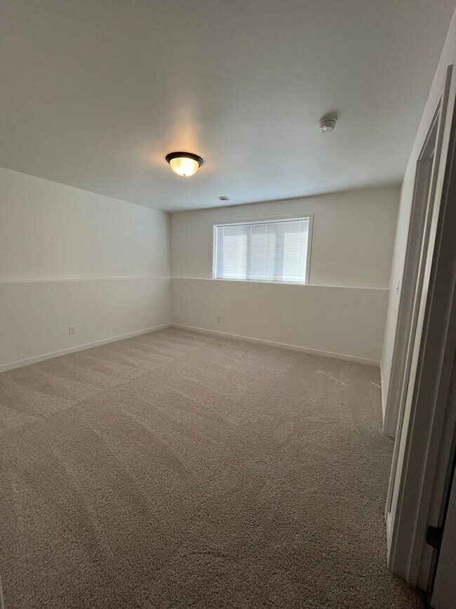 Building Photo - 3 Bed 3 Bath Townhome