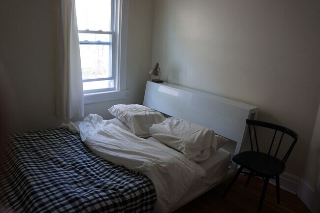 Building Photo - 2 Bedroom 2nd Floor Apartment South Wedge ...