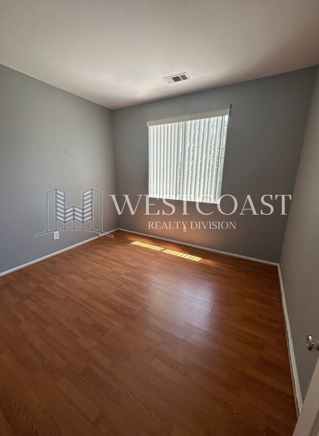 Building Photo - Bright & Spacious 4-Bed Townhome in Prime ...