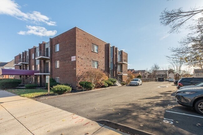 Building Photo - 426 Pleasant St
