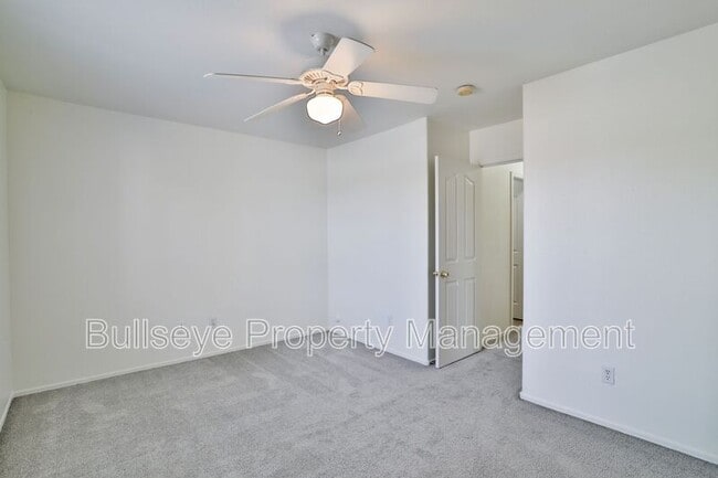 Building Photo - 1069 E Lowell Ave