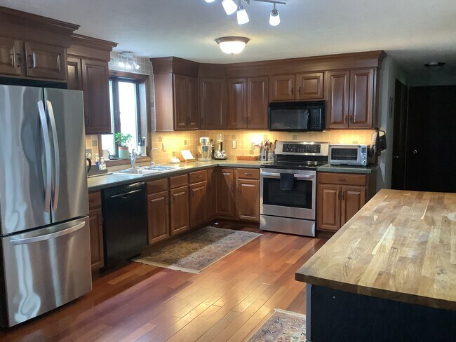 Building Photo - 119 Briarwood Dr