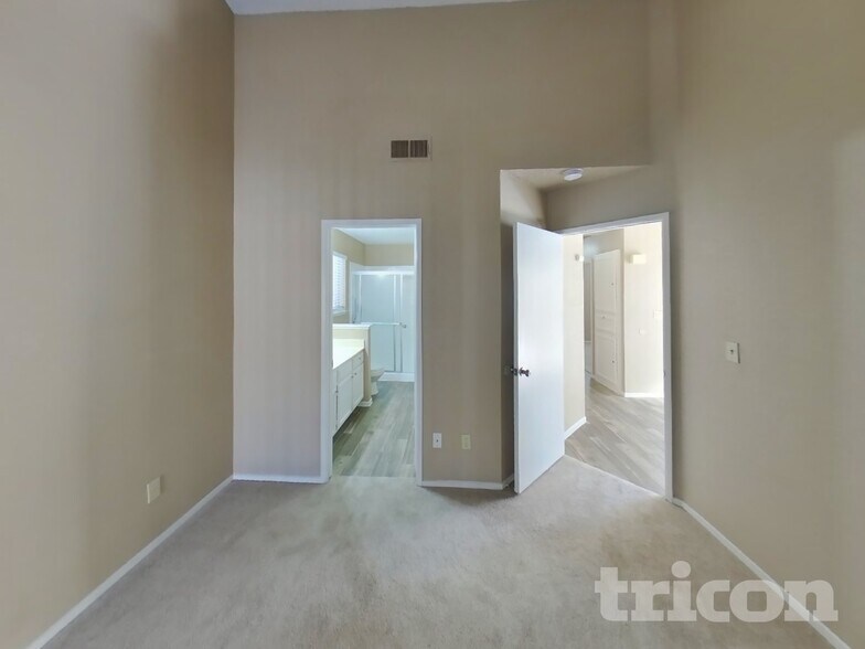 Building Photo - 733 Reagan Dr