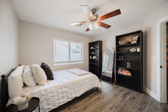 Building Photo - 904 S Dolphin Dr