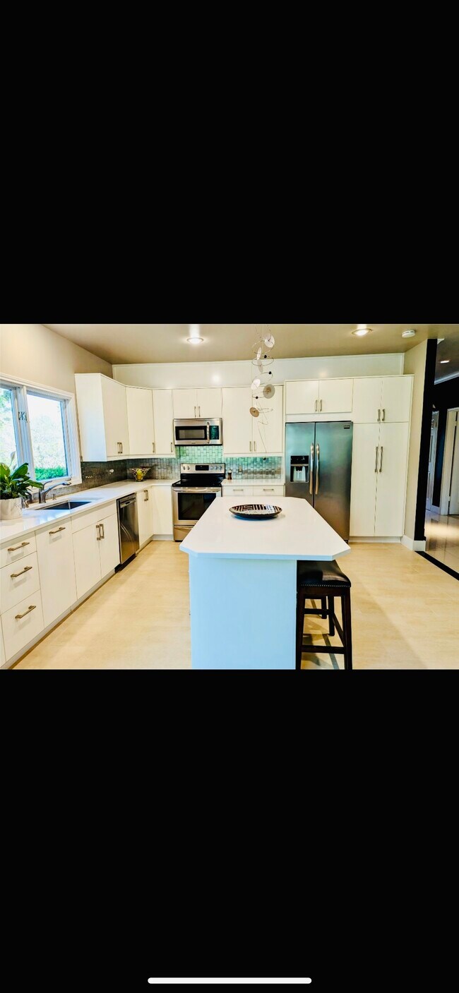 Building Photo - 303 Golf Crest Ln