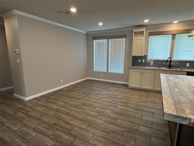 Building Photo - 685 Eileens Way