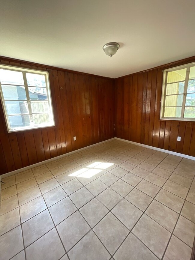 Building Photo - 3 bedroom 1 bathroom home for rent!