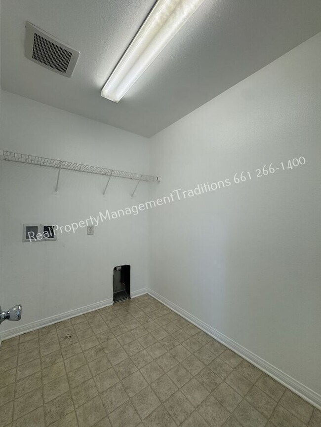 Building Photo - 2817 Goldenrain St