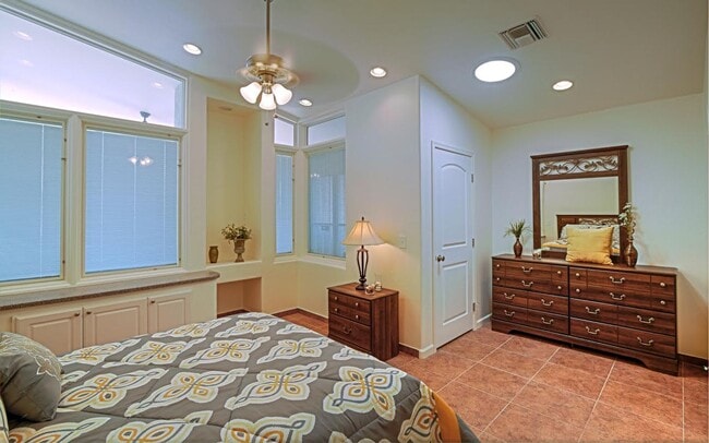 Building Photo - U of A  5 BEDROOM