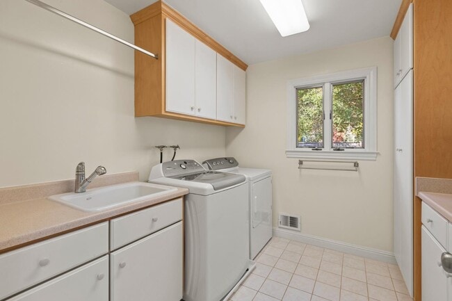 Building Photo - 27696 Vogue Ct