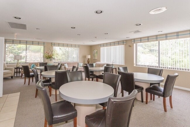 Building Photo - 1006 Paradise Rd